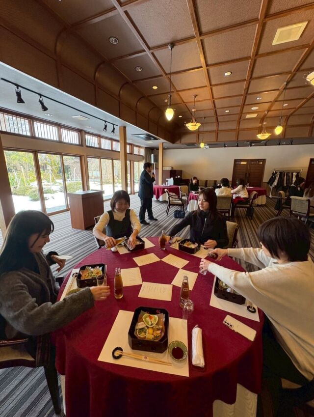 こんにちは！たかはし歯科クリニックです😉

先日のキックオフミーティングご終わってから、
スタッフみんなでお昼ご飯をいただきました🍽️✨

お庭もとっても綺麗で、
綺麗な景色を眺めながら美味しくいただきました♪