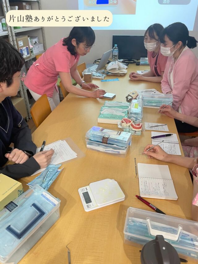 こんにちは！たかはし歯科クリニックです！🦷
先日、歯科衛生士の片山奈美先生の片山塾を受講しました✨

今回の、手用スケーラーの動かし方を中心に
術者のポジショニングや、どんなスケーラーを選ぶといいか
実際の臨床で意識したいポイントについて
実技を交えながらとても分かりやすく教えていただきました🪥

より無理のない姿勢で、より繊細な操作につながることを改めて実感しました☺️

学んだことを日々の診療に活かして、
より丁寧なケアに繋げていきたいです！！
ありがとうございました💐

#片山塾 #srp #歯科セミナー#勉強会